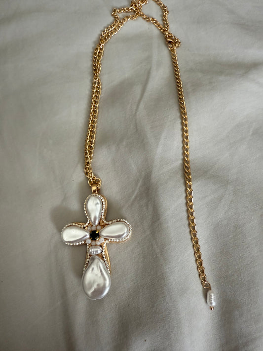 Collier pendentif croix perles nacrées