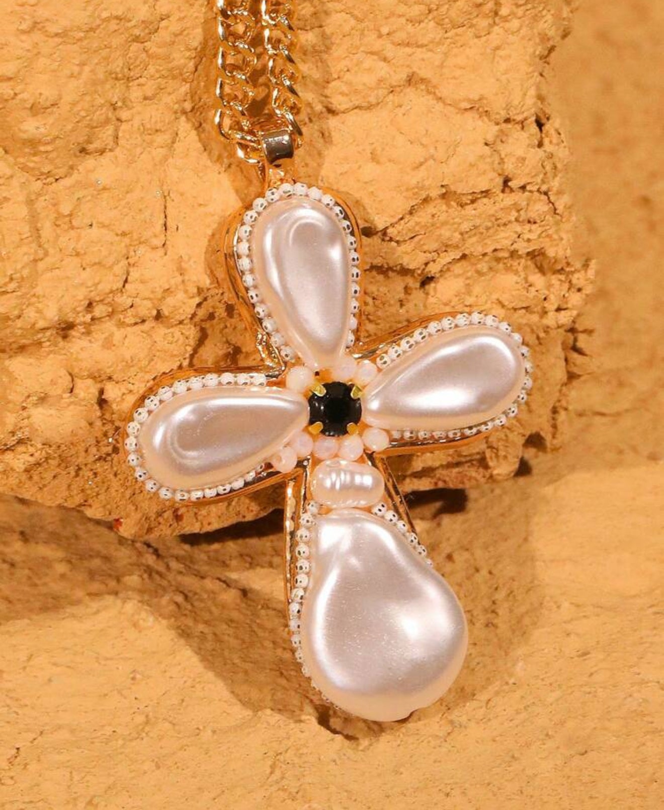 Collier pendentif croix perles nacrées