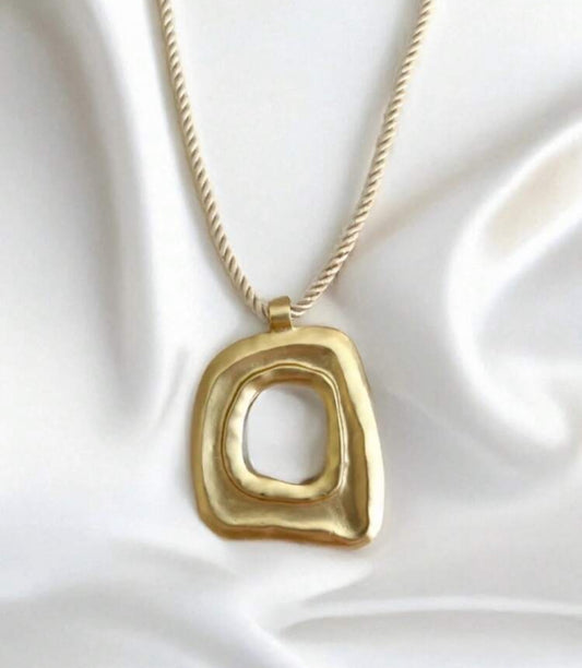 Collier doré médaillon organique